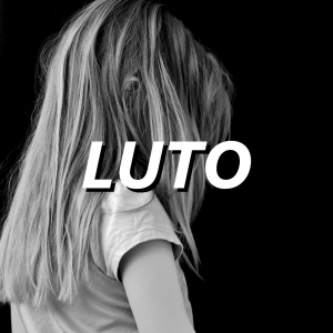 Imagem de Luto com menina triste no fundo – Imagem preto e branco 300x300